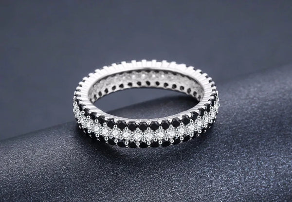 Womens Classic Black Awn and White Silver Color Bague Round